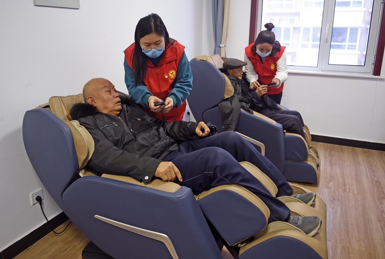 推行"时间银行",将志愿者,社会工作者组织起来,共同为老年人提供服务