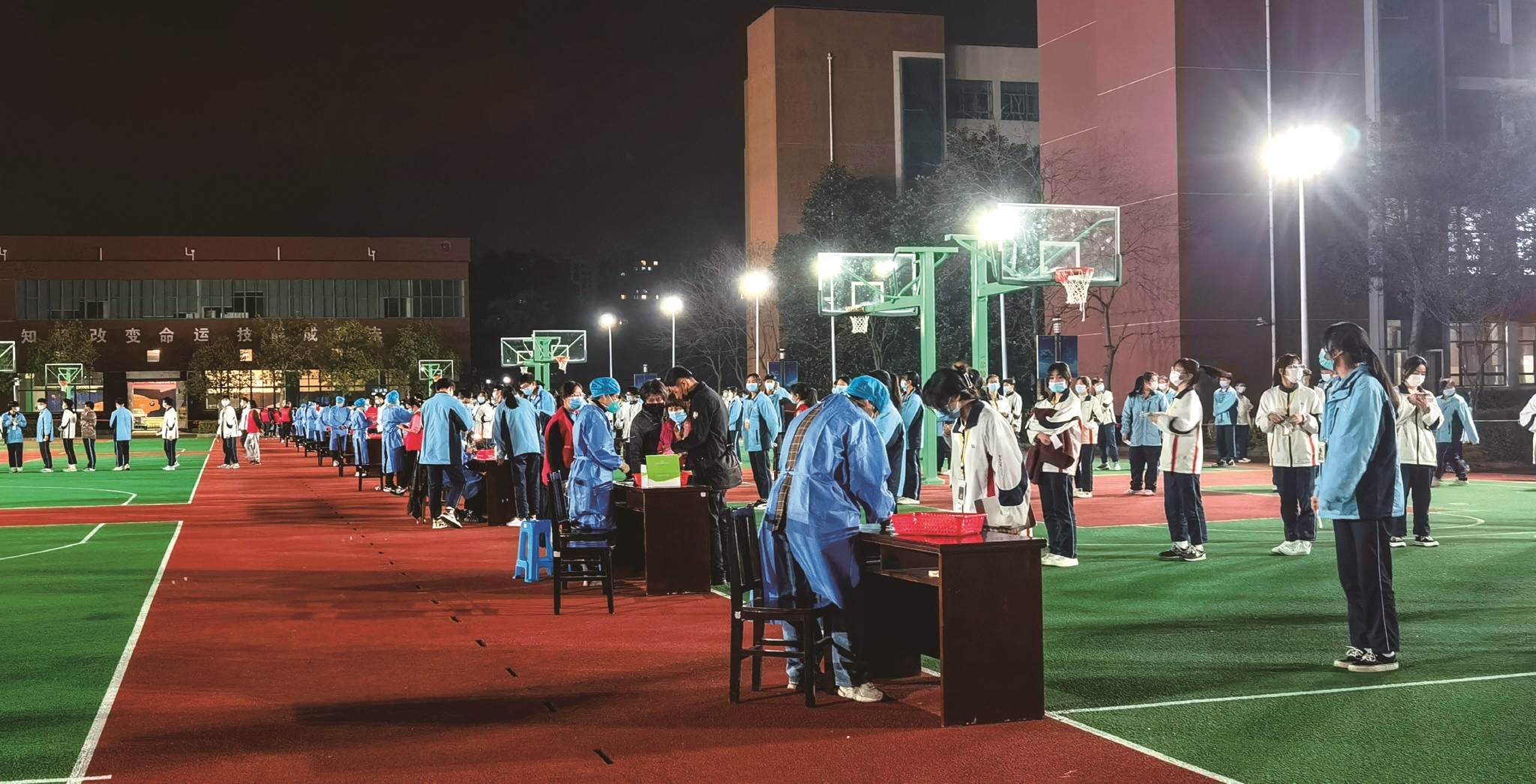 校园防疫 富燕婷摄于3月10日晚海职高篮球场