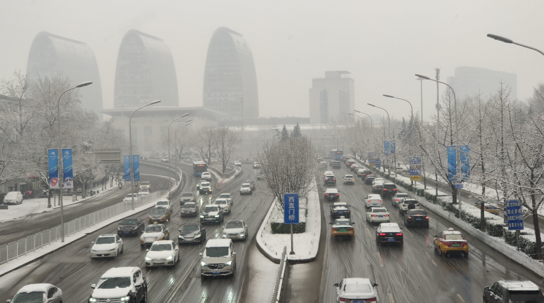 △18日，受降雪影响，车辆行驶缓慢。（图片来源/视觉中国）