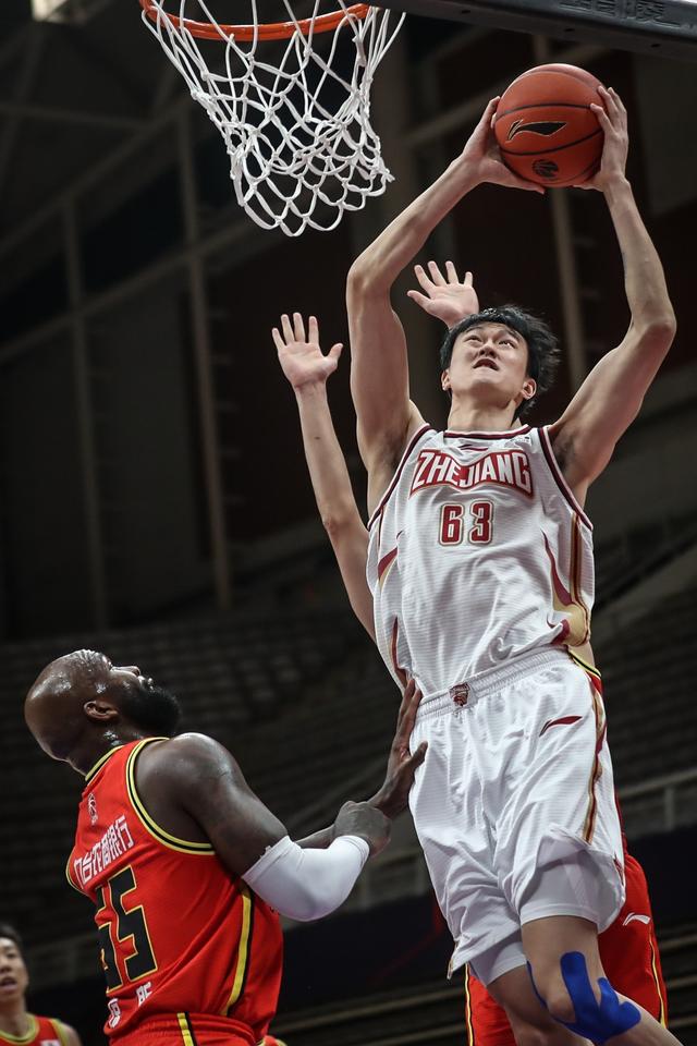 3月19日,浙江稠州金租队球员赖俊豪(右)在比赛中上篮.