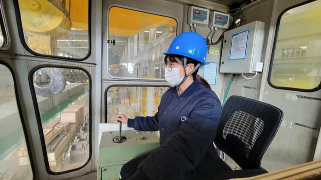 正在进行作业的女子天车司机.兰州铁路局供图