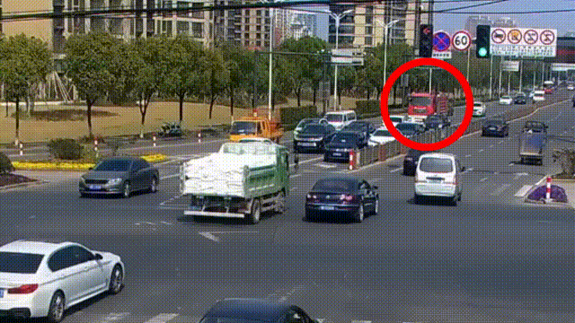 不断鸣笛 行驶缓慢在拥挤的车流中一辆消防车紧急出警浙江宁波余姚市