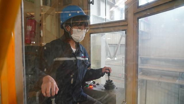 正在进行作业的女子天车司机.兰州铁路局供图