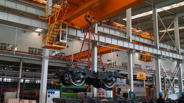 正在进行作业的女子天车司机.兰州铁路局供图