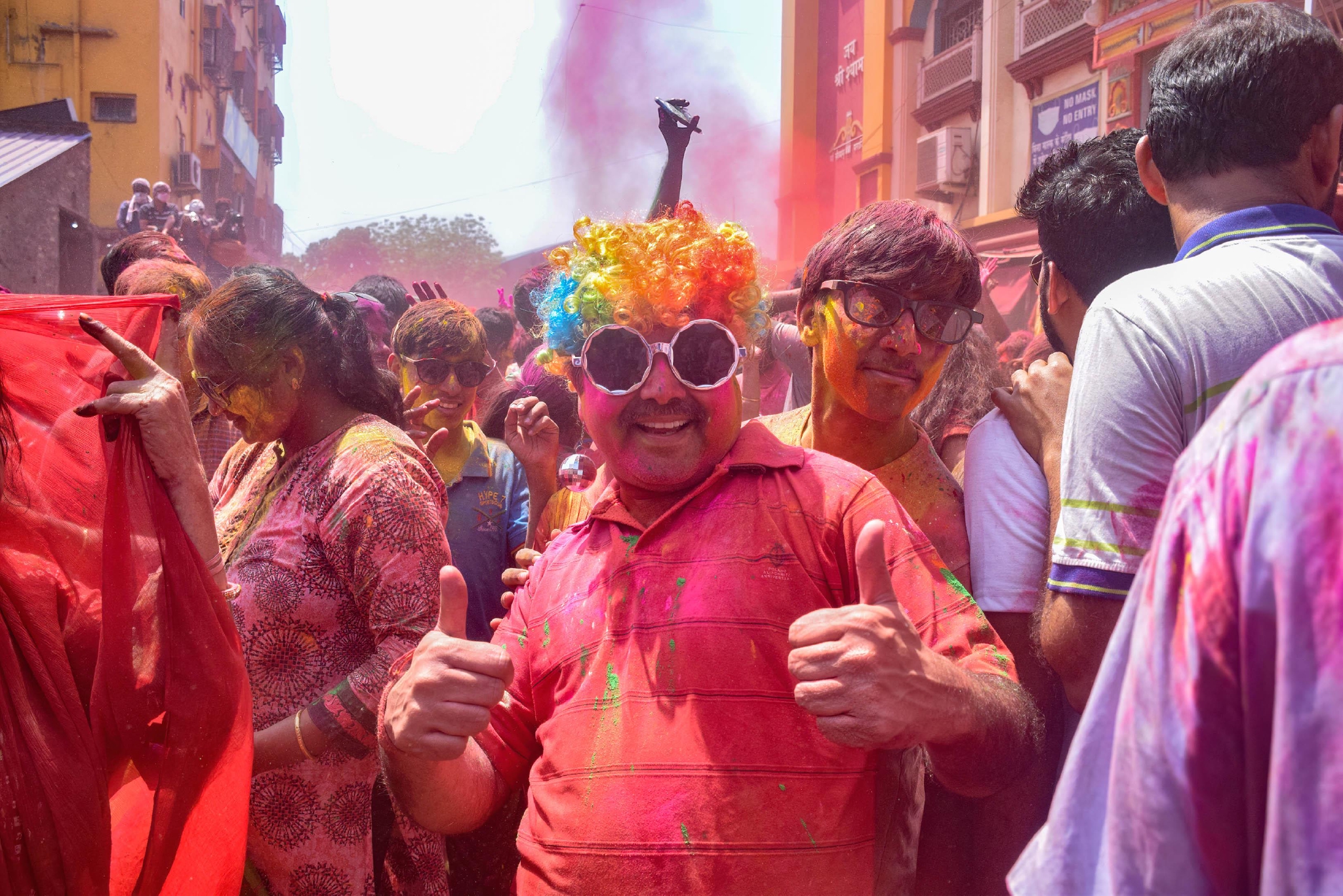 当地时间3月18日,印度豪拉,当地民众参加洒红节庆祝活动.
