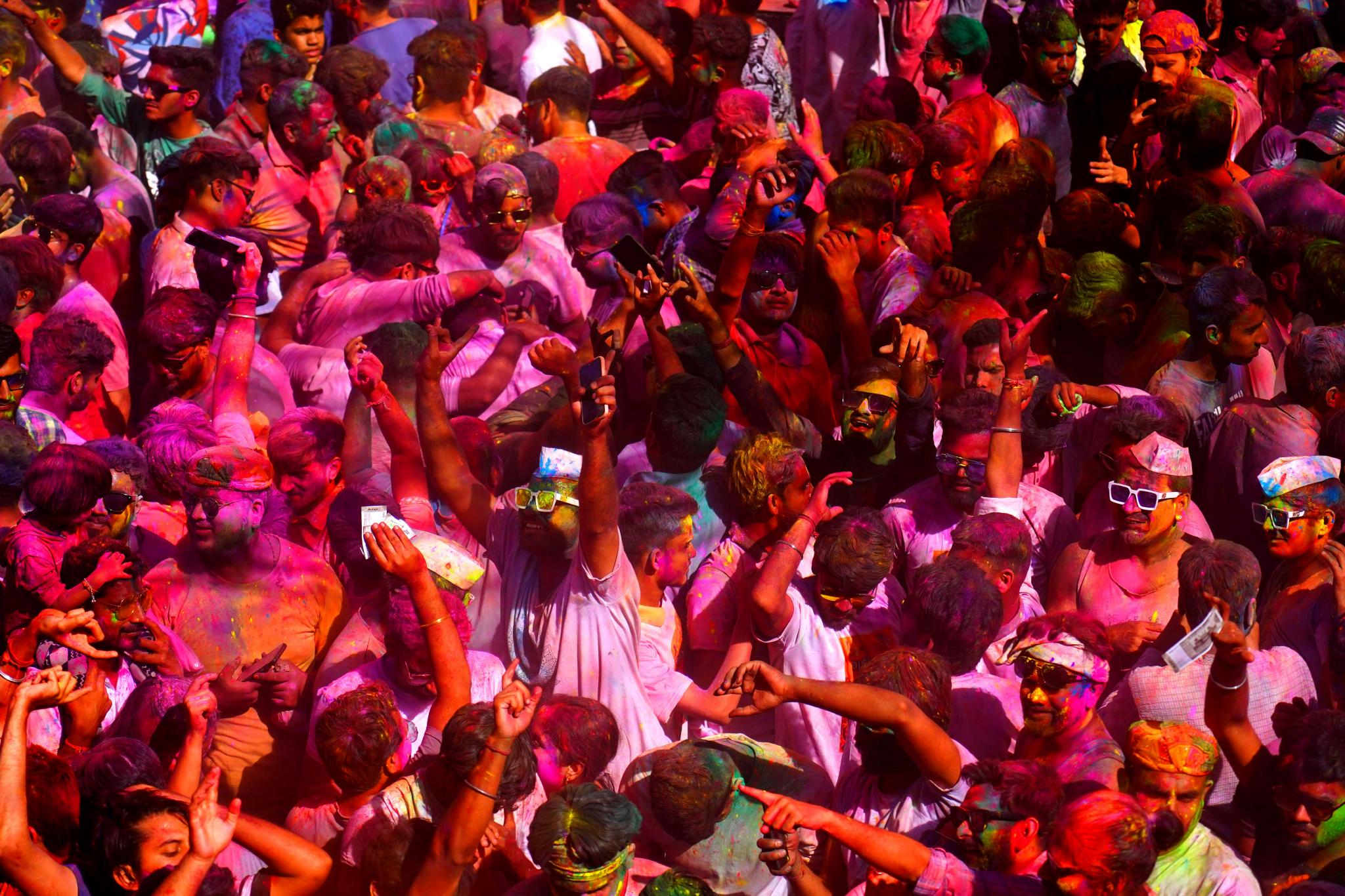 印度多地民众参加洒红节庆祝活动|印度_新浪财经_新浪网