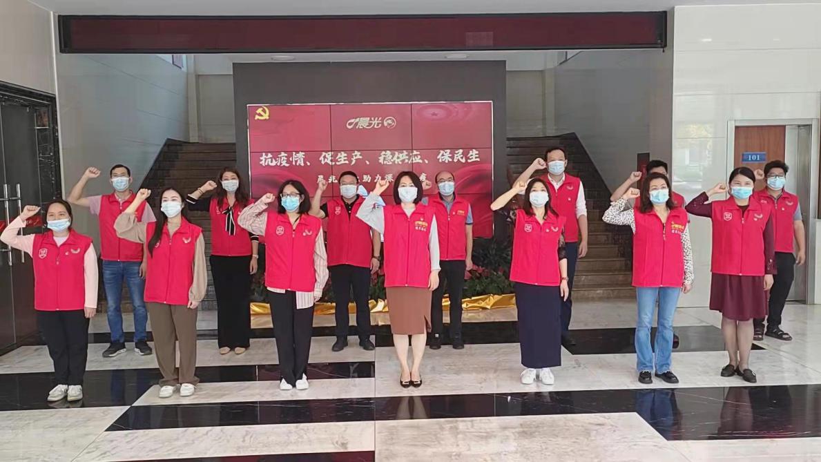 疫情下的晨光人拼了只为疫情防控期间不断供不停奶