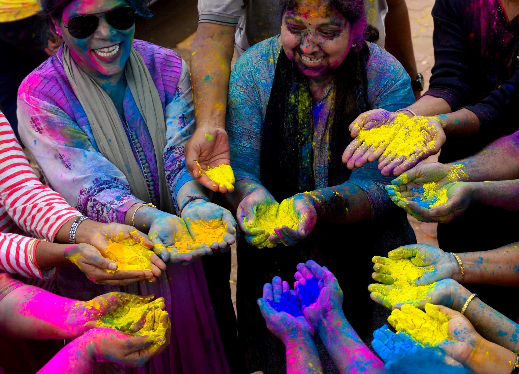 印度多地民众参加洒红节庆祝活动|印度_新浪财经_新浪网
