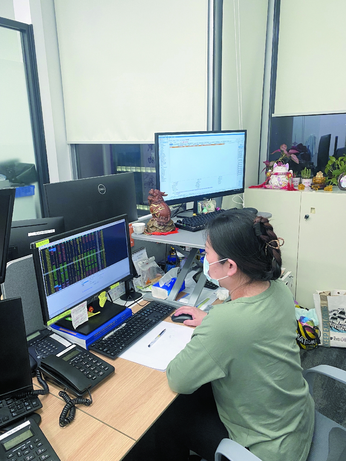 东亚期货工作人员坚守工作岗位