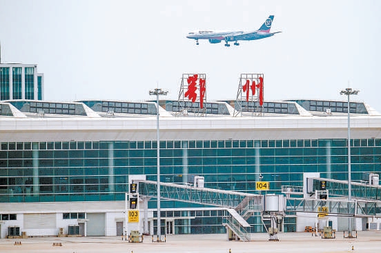 　　3月19日，试飞的货运飞机在鄂州花湖机场飞行。新华社记者 肖艺九摄