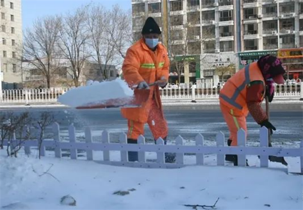雪后环卫工人正在清扫积雪供图 营口市委宣传部