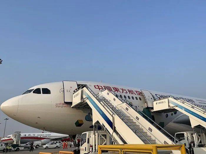 飞机客梯车 图片拍摄:薛冰冰