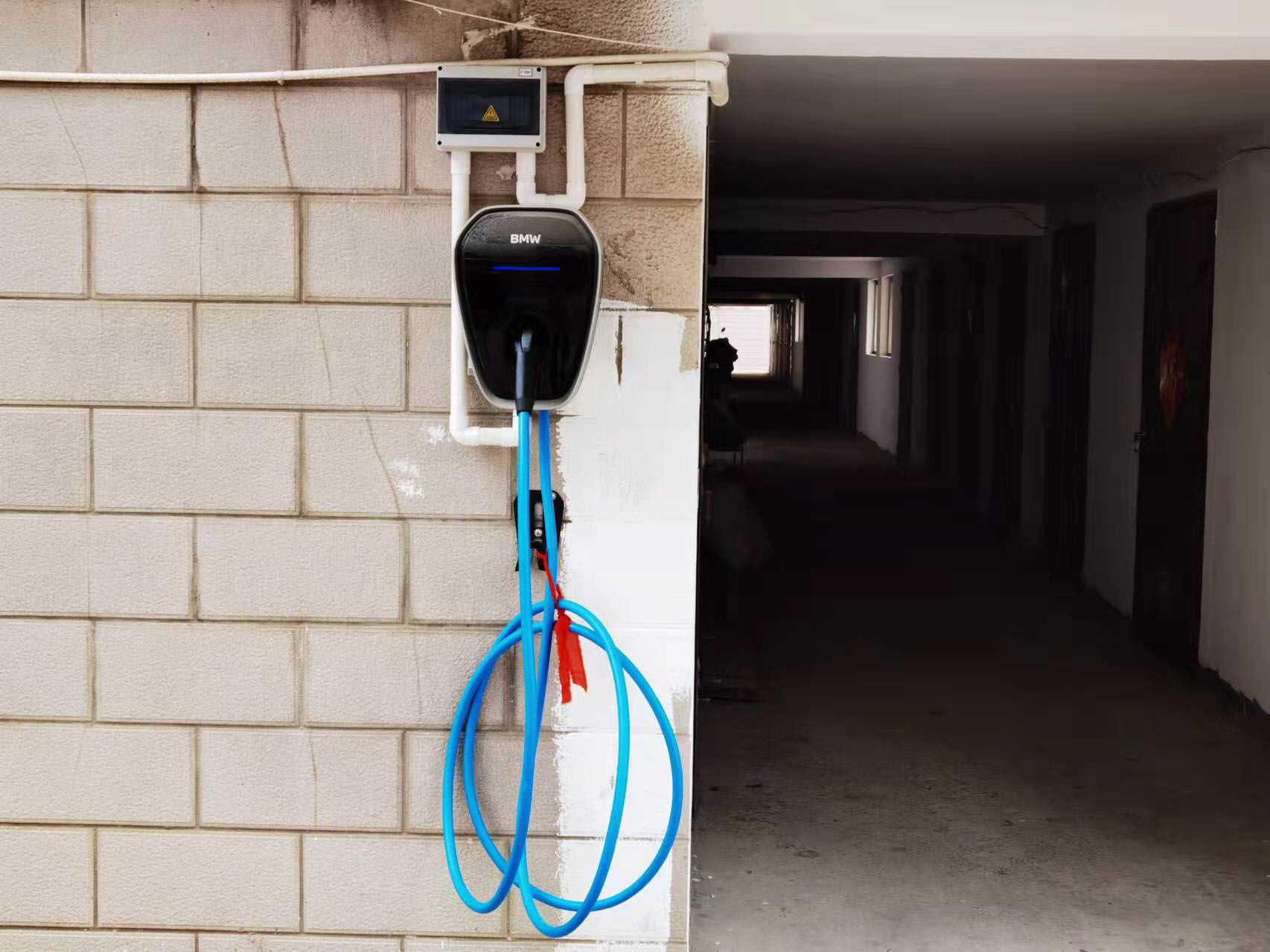 新能源车 遇上小区"安桩"难|安装充电桩_新浪财经_新浪网