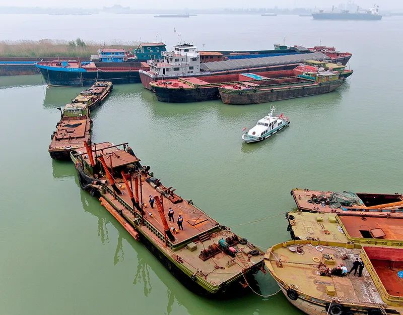 &nbsp;长江航运公安局镇江分局民警查扣的非法采砂船(2021年4月摄)