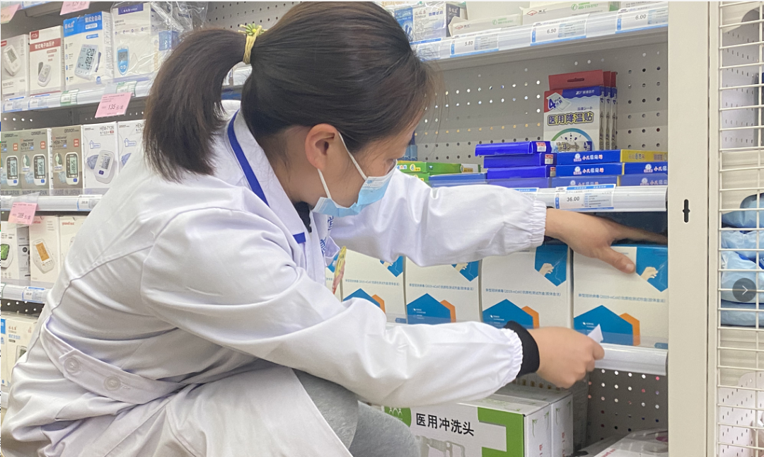 药店工作人员正在陆续上架自测试剂盒
