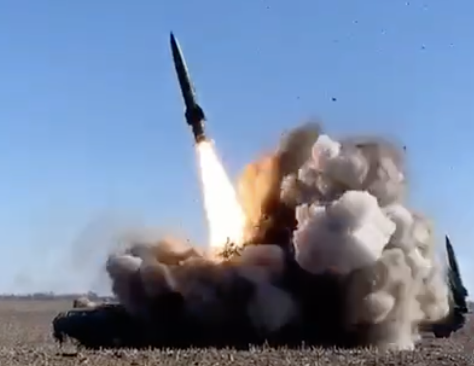 社交网站上流传乌军发射2枚“圆点-U”战术弹道导弹的视频截图
