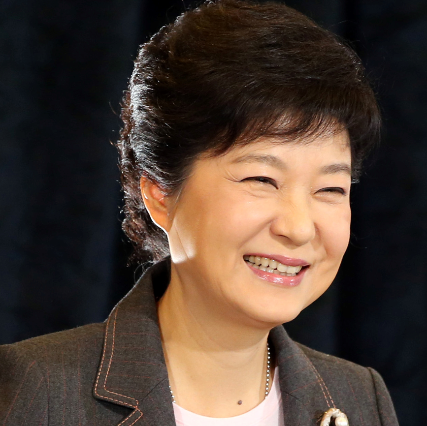 朴槿惠最快本周出院或直接回故乡养老家门口堆满花环