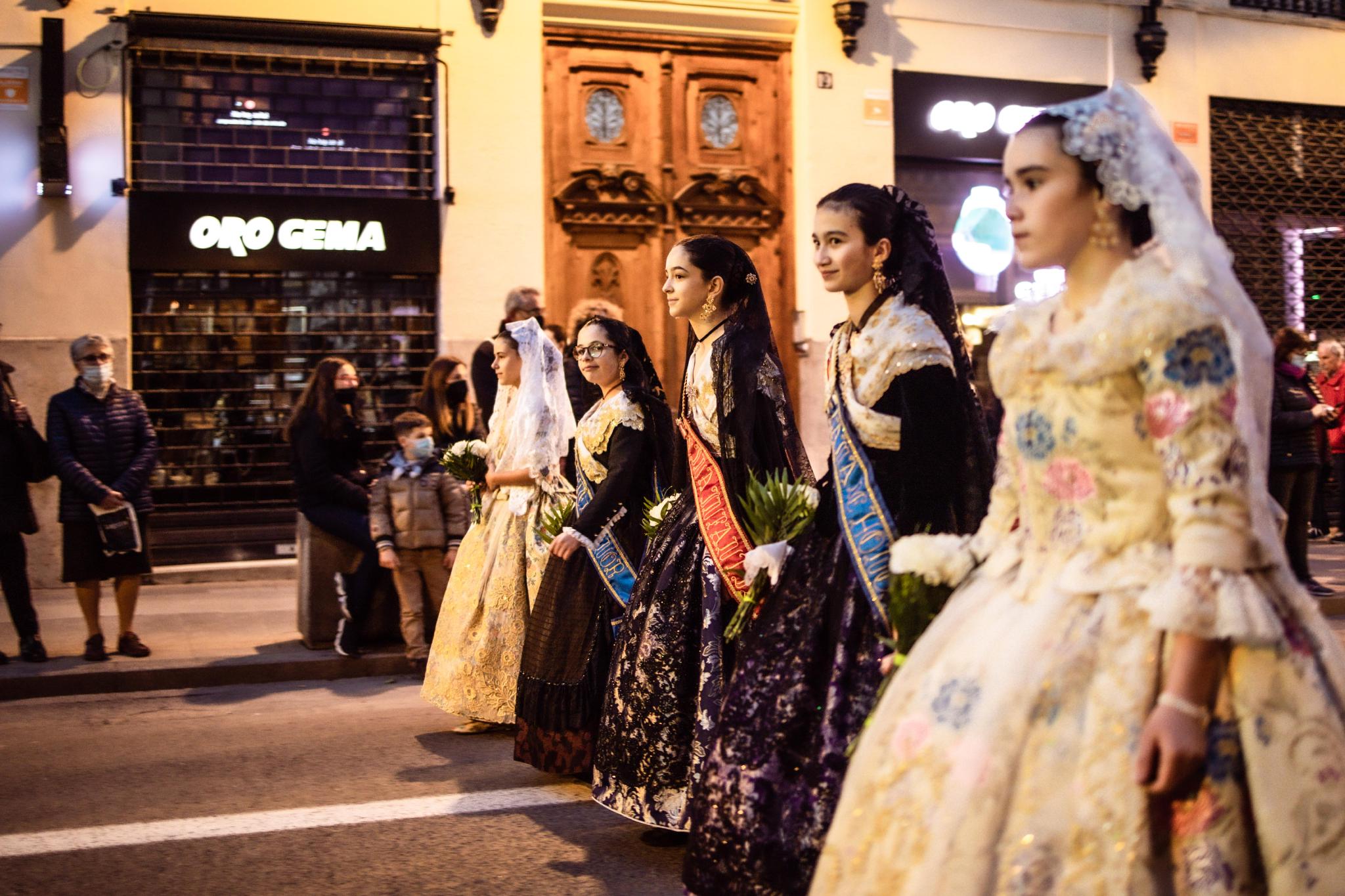 西班牙瓦伦西亚民众庆祝传统节日法雅节迎接春天到来