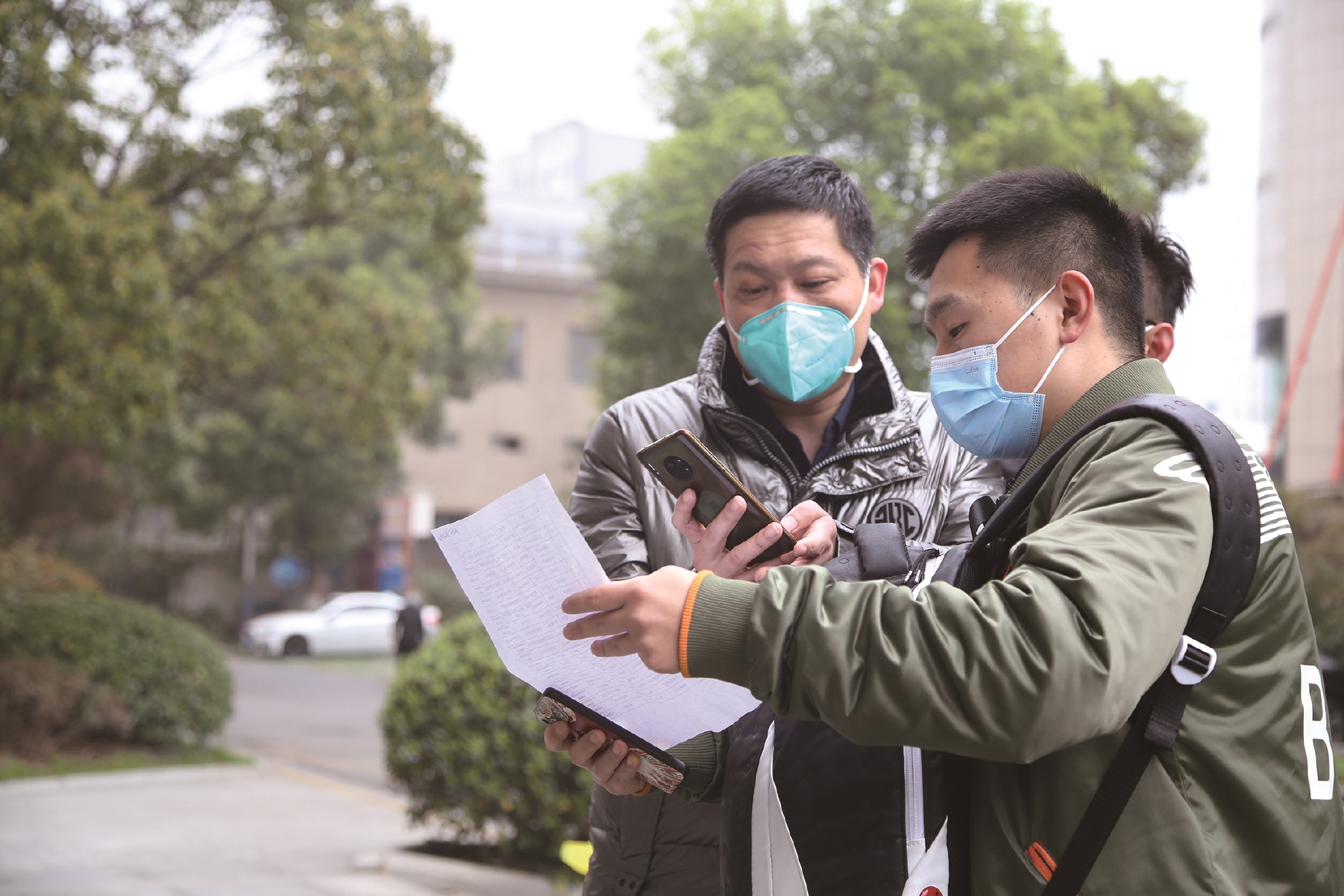 江建华(左) n朱吉虹 摄