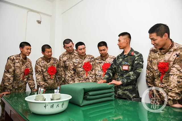 身穿21式军装重庆武警喜迎新兵入营