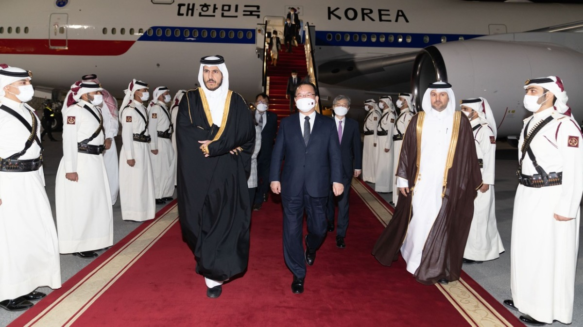 △韩国国务总理金富谦（中右）是最近一位到访卡塔尔的外国政要。
