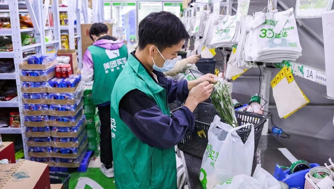 今天美团买菜的骑手们冒着连绵细雨,把近3000份医护人员定制物资包送