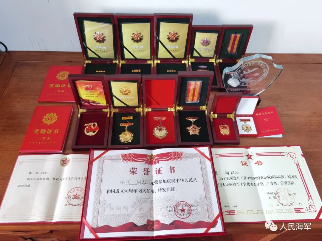 张闯多次受到嘉奖两次被评为优秀士兵曾两次荣立三等功2010年10月