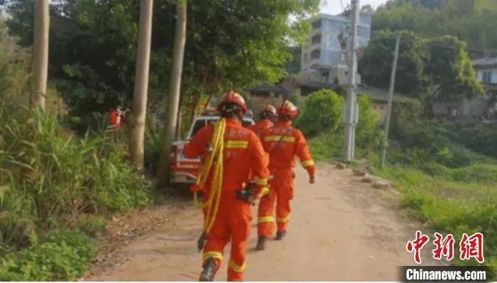 消防救援人员前往现场 （图片来源：中新网）