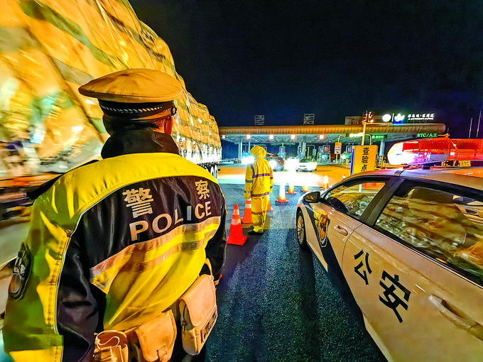 各地公安民警战"疫"一线勇担当写忠诚|疫情_新浪财经_新浪网