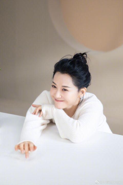 53岁许晴晒最新写真笑意浓浓状态超好