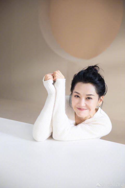 53岁许晴晒最新写真笑意浓浓状态超好
