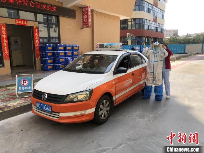 泉州组成出租车抗疫志愿车队参与核酸样本转运