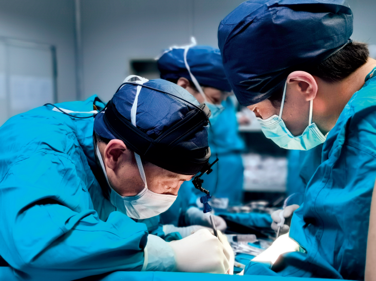2020 年 6 月 13 日,空军军医大学西京医院心血管外科主任刘金成(左一