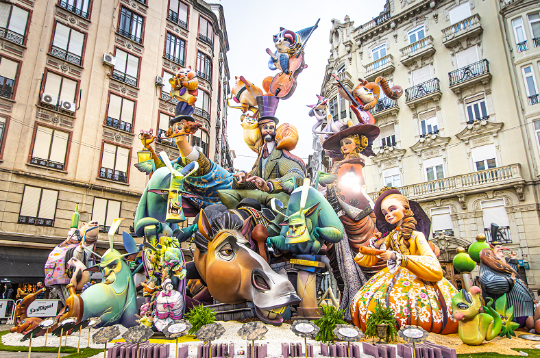 西班牙瓦伦西亚民众庆祝传统节日法雅节迎接春天到来