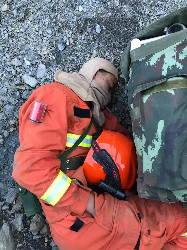 可对森林消防员来说,常年与大山森林为伴,一旦遇到紧急任务,睡觉便成