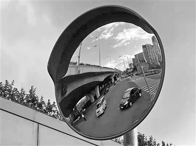 路口装上高杆凸面镜