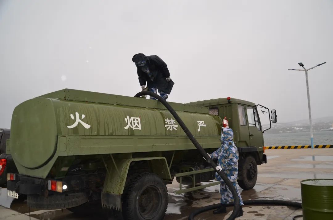 阀门管线是他们的武器装备