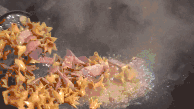 石榴花炒火腿。 