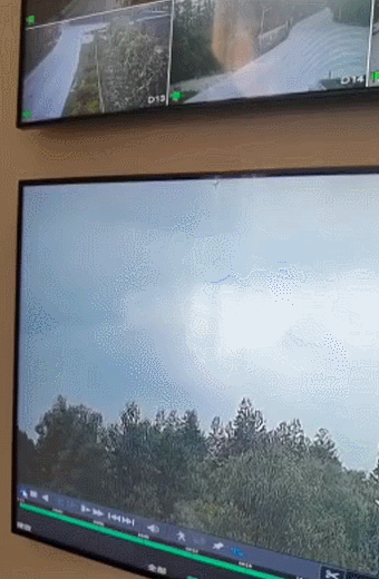 ▲疑似失事飞机坠落时的监控视频截图