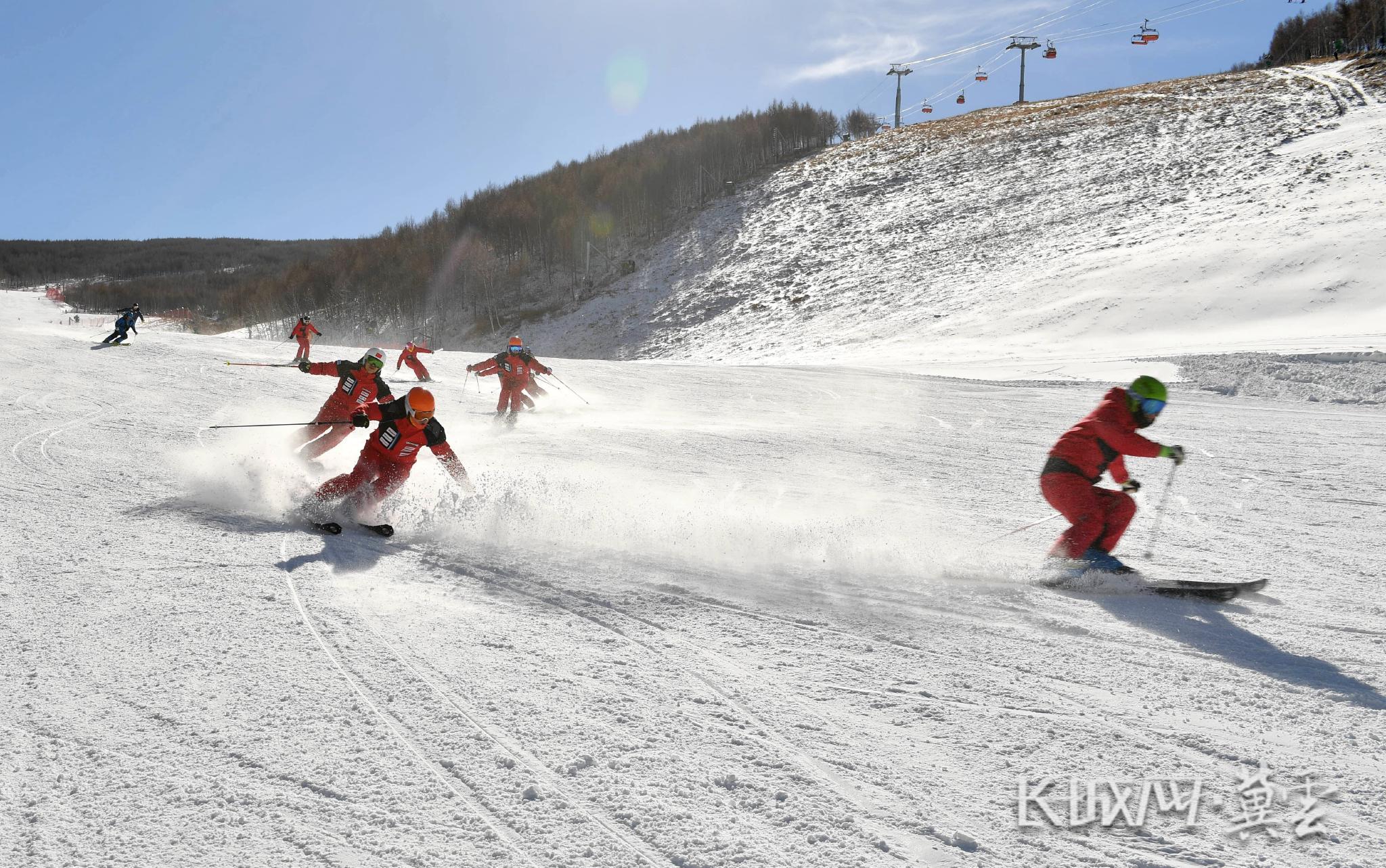 游客到张家口滑雪.长城网·冀云客户端记者 郑世繁 摄
