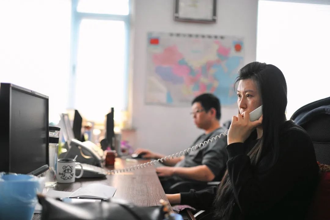 2015年4月22日，吉林省通化市“宝贝回家寻子网”办公室内，工作人员在接听志愿者打来的提供寻亲信息的电话（许畅 摄 /新华社供图）