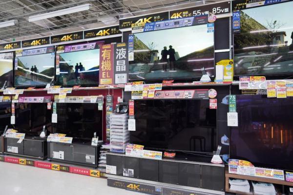 ↑3月22日，为节约用电，日本东京一家商场关闭一部分展示电视。图据新华社 记者张笑宇摄