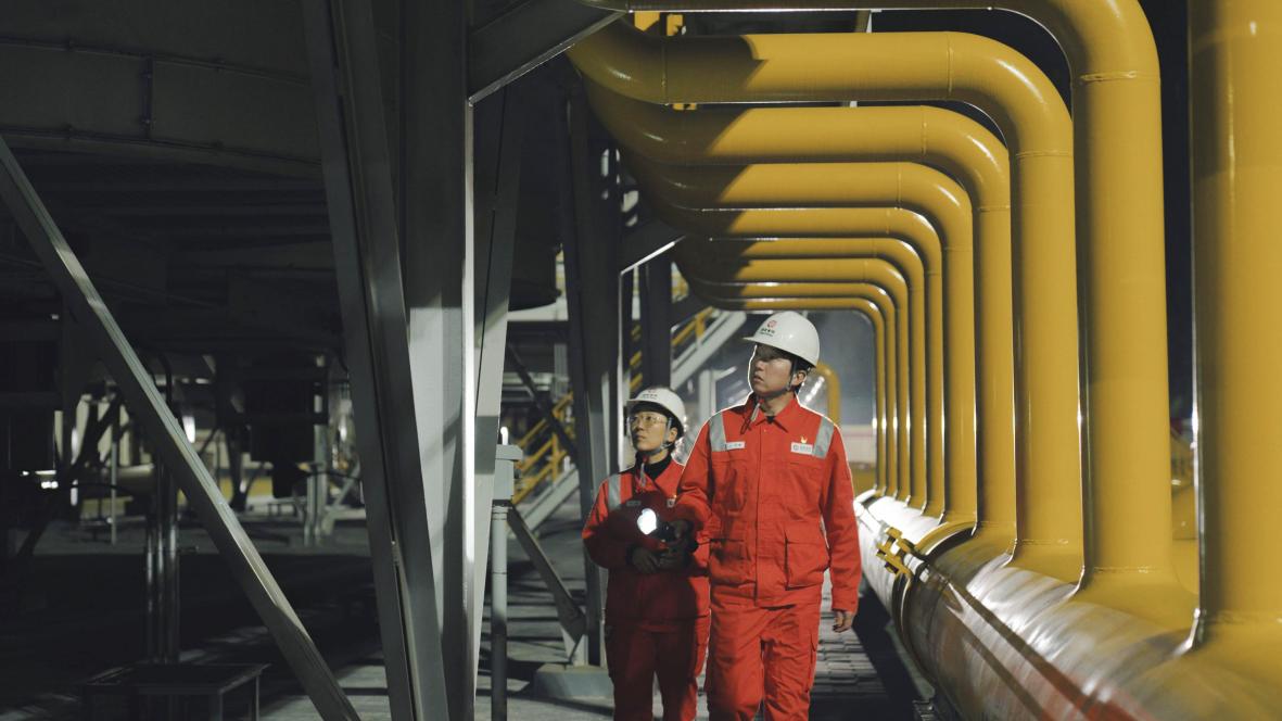 西南管道公司员工深夜细心巡检