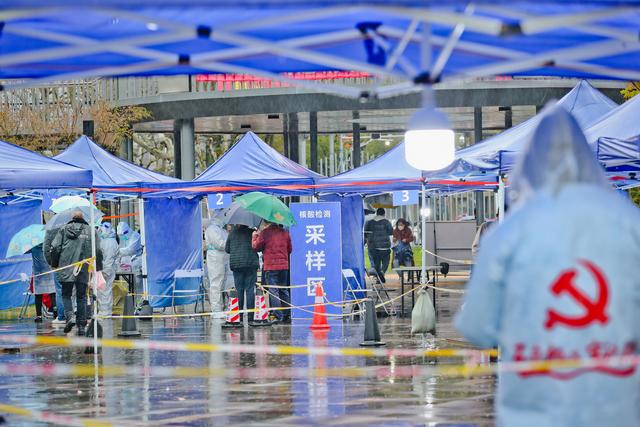 市民有序排队大白默默坚守倒春寒下松江这道风景线温暖人心