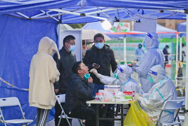 市民有序排队大白默默坚守倒春寒下松江这道风景线温暖人心