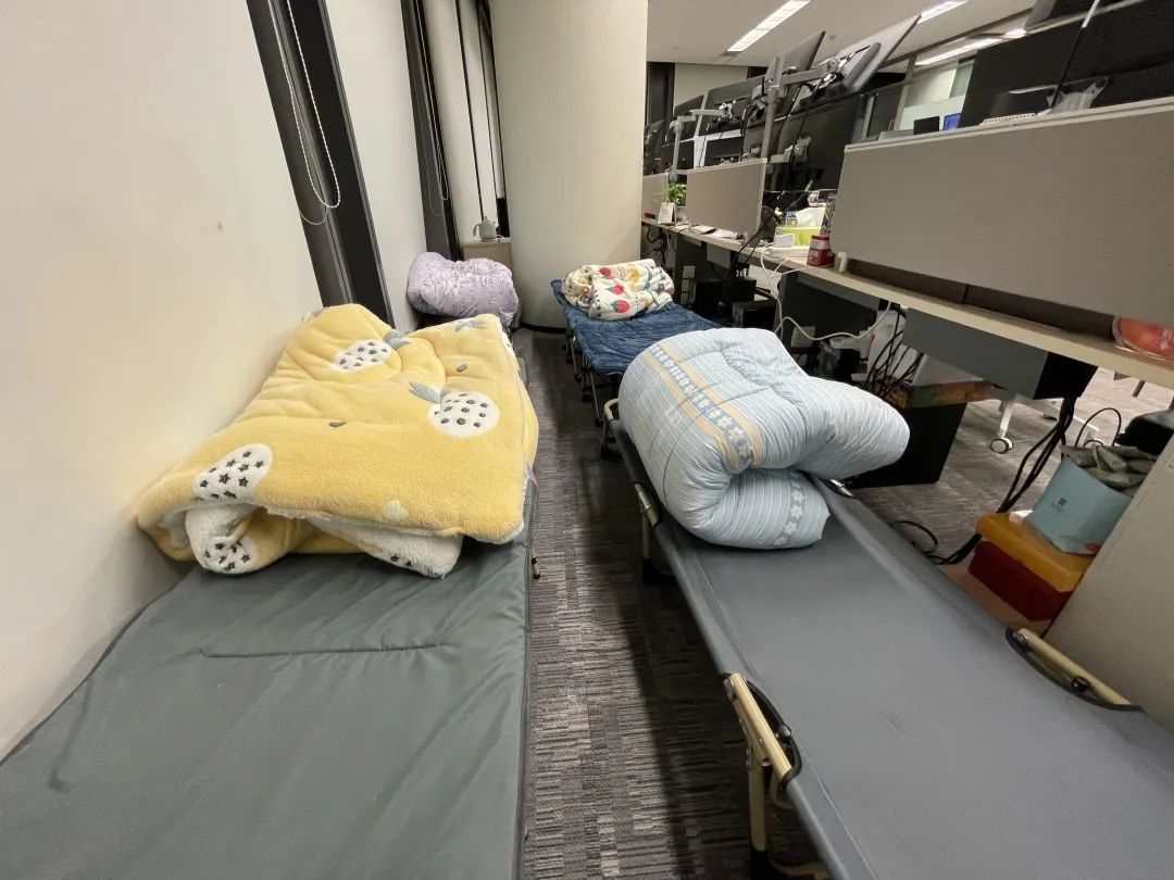 <左右滑动查看更多>