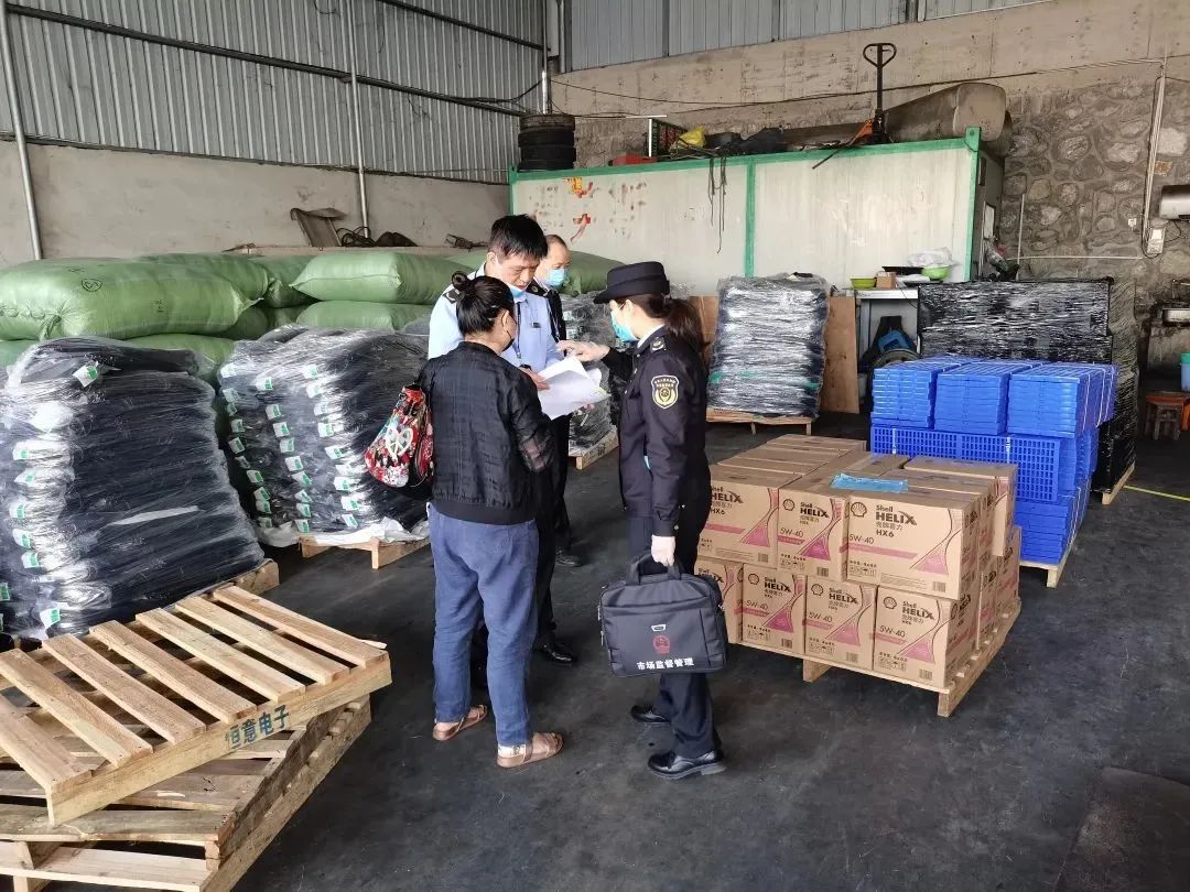 从该物流点工作人员拿出的物流托运单显示,该批涉假润滑油是从东莞发