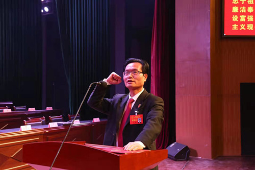 礼武同志任洛南县人民法院院长张锋华同志任潼关县人民法院院长(右一)