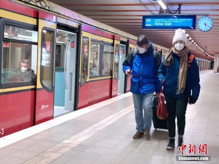 资料图:柏林一处地铁站内,候车乘客戴上了N95口罩。 中新社记者 彭大伟 摄