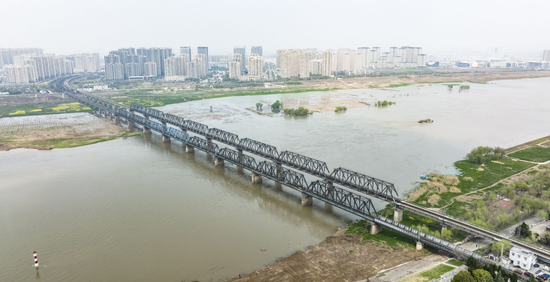 蚌埠淮河大铁桥紧张大修中